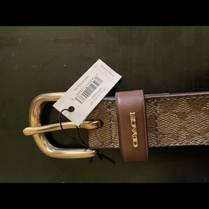Brand New never used women’s Coach belt size L!